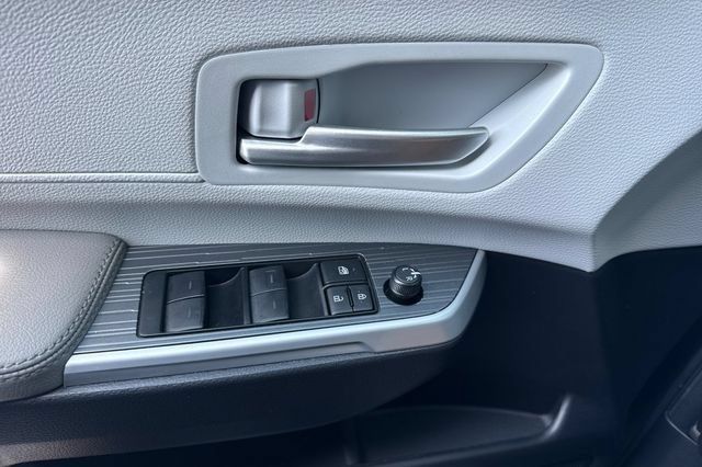 Certified 2026 Toyota Sienna XLE FWD image 14