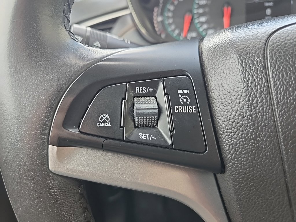 Used 2021 Chevrolet Trax LT w/ LT Convenience Package AWD/4WD image 38