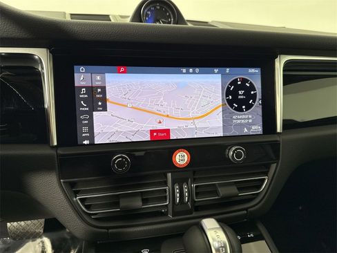 Certified 2025 Porsche Macan image 27