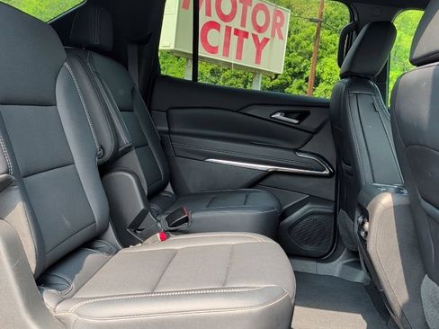 Used 2025 Chevrolet Traverse LT AWD/4WD image 17