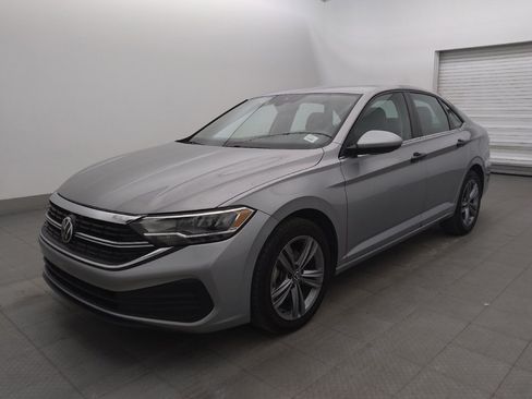 Used 2024 Volkswagen Jetta SE FWD image 2