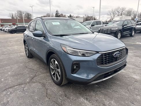 Used 2025 Ford Escape Platinum image 4