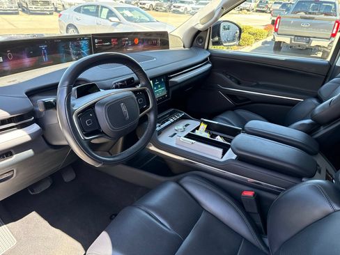 Certified 2025 Lincoln Navigator Reserve AWD/4WD image 11