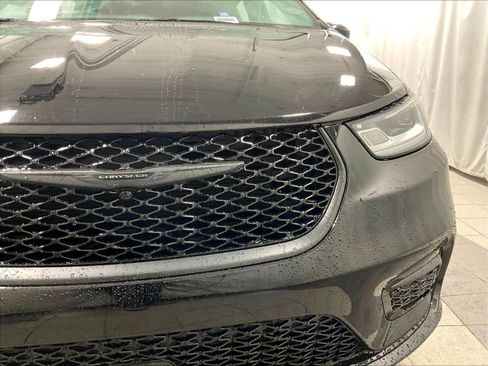Used 2025 Chrysler Pacifica Limited image 33