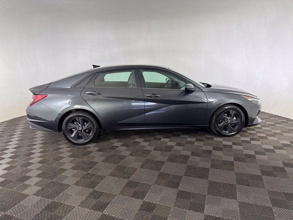 Used 2022 Hyundai Elantra SEL FWD image 4
