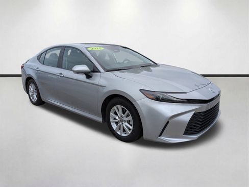 Used 2025 Toyota Camry LE w/ Convenience Package FWD image 2
