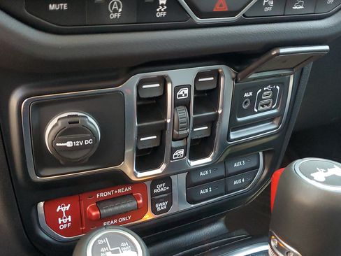 Used 2024 Jeep Wrangler Unlimited Rubicon AWD/4WD image 30