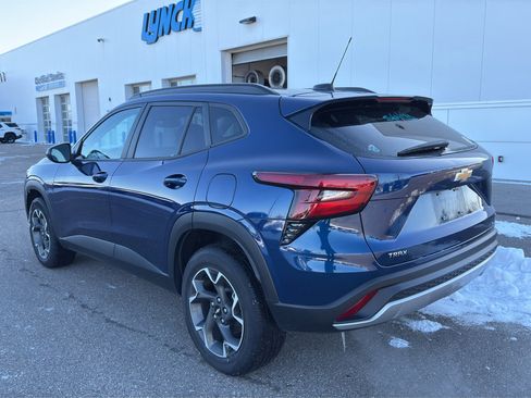 Used 2024 Chevrolet Trax LT w/ Sunroof Package image 3