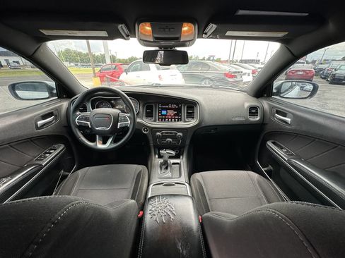 Used 2016 Dodge Charger SXT RWD image 2
