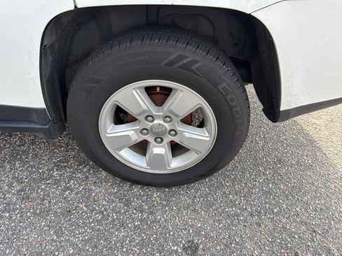 Used 2016 Jeep Compass Latitude image 9