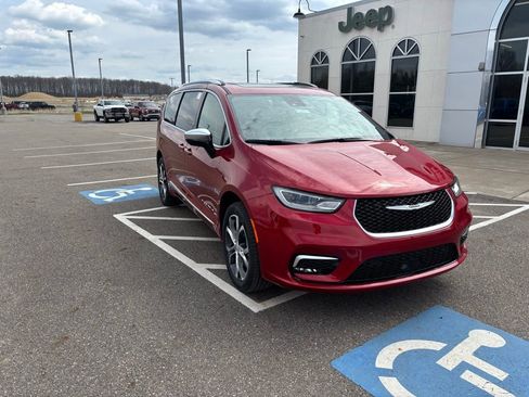 New 2026 Chrysler Pacifica Pinnacle image 3