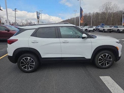 Used 2025 Chevrolet TrailBlazer LT image 2