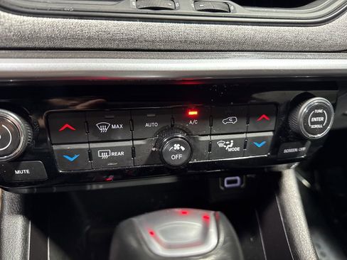 Used 2025 Jeep Compass Latitude w/ Sun & Sound Group AWD/4WD image 28
