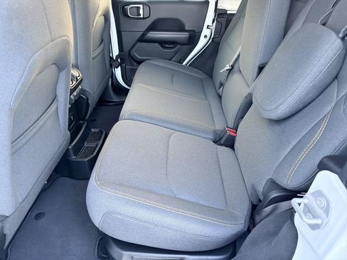 Used 2025 Jeep Wrangler Unlimited Sahara AWD/4WD image 19