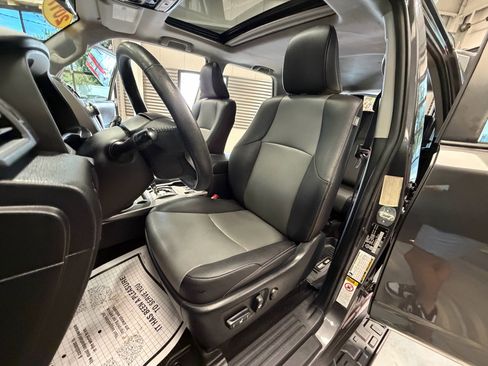 Used 2017 Toyota 4Runner SR5 AWD/4WD image 9