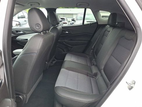 Used 2025 Chevrolet Trax LT w/ LT Convenience Package FWD image 10