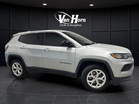 Used 2024 Jeep Compass Latitude AWD/4WD image 1