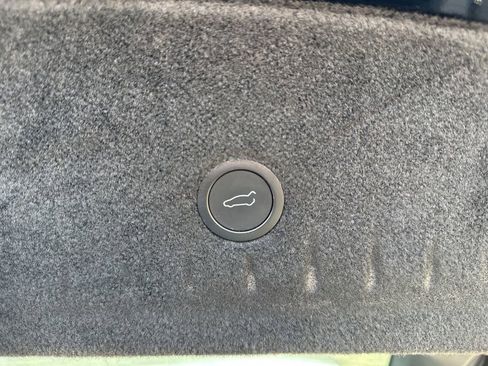 Used 2022 Tesla Model S image 11