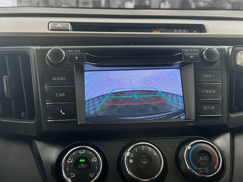 Used 2018 Toyota RAV4 LE FWD image 21