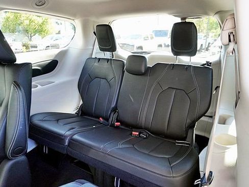 Used 2022 Chrysler Pacifica Touring-L FWD image 18