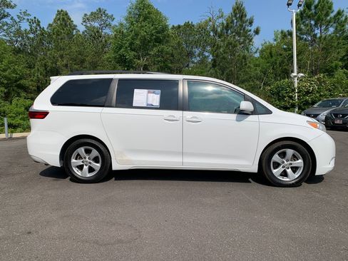 Used 2016 Toyota Sienna LE FWD image 2