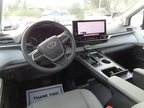 Used 2025 Toyota Sienna XLE w/ XLE Plus Package image 37