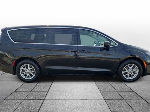 Used 2024 Chrysler Voyager LX FWD image 4