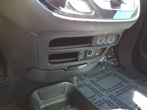 Used 2022 Chrysler Pacifica Touring-L w/ S Appearance Package FWD image 21
