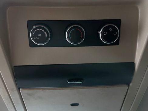 Used 2015 Chrysler Town & Country Touring image 19