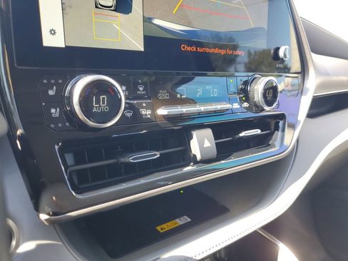 Used 2024 Toyota Highlander Limited image 35