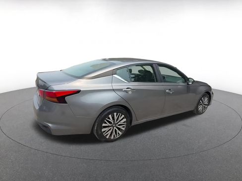 Used 2025 Nissan Altima 2.5 SV FWD image 12