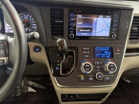 Used 2018 Toyota Sienna XLE image 22
