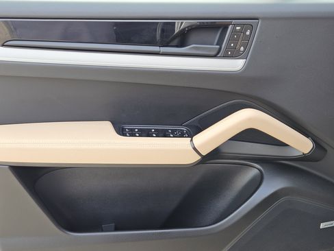 Certified 2025 Porsche Cayenne Coupe image 22