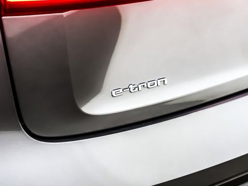 Used 2022 Audi e-tron Premium Plus w/ Premium Plus Package image 10