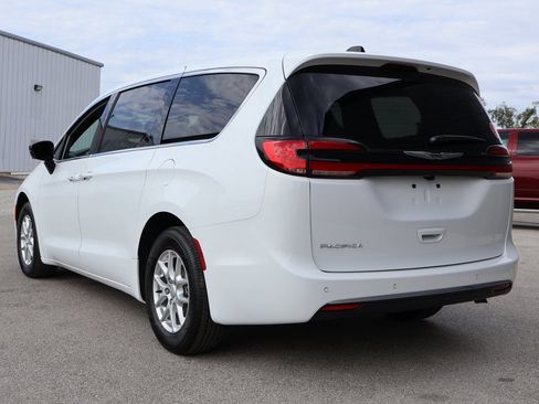 New 2026 Chrysler Pacifica Select image 3