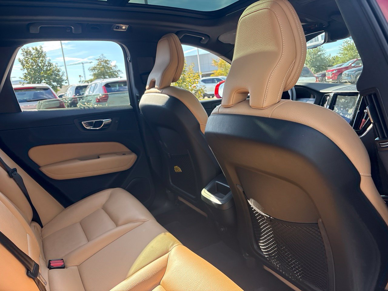 Used 2019 Volvo XC60 T5 Momentum w/ Multimedia Package FWD image 11