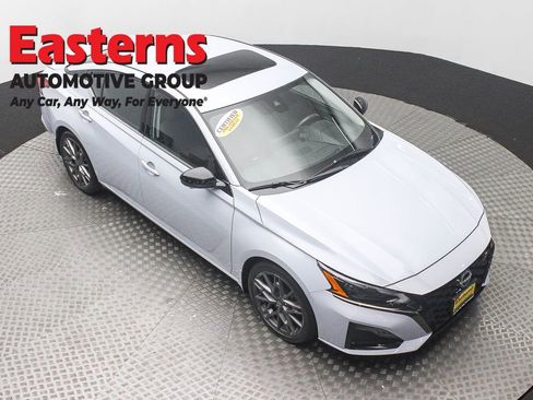 Used 2023 Nissan Altima 2.0 SR FWD image 3