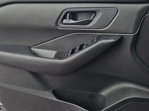 Used 2024 Nissan Rogue S FWD image 18
