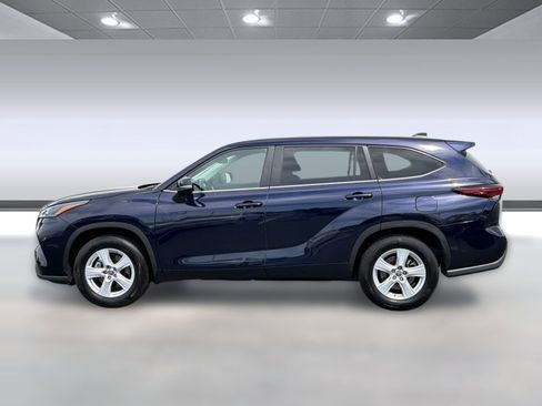 Used 2025 Toyota Highlander LE FWD image 2
