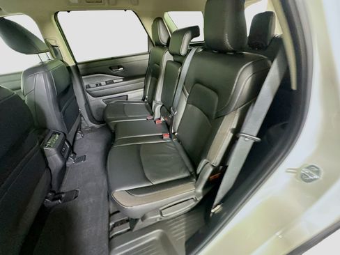 Used 2023 Nissan Pathfinder SL w/ Black Appearance Package AWD/4WD image 28