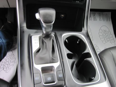 Used 2024 Kia Carnival LX FWD image 16