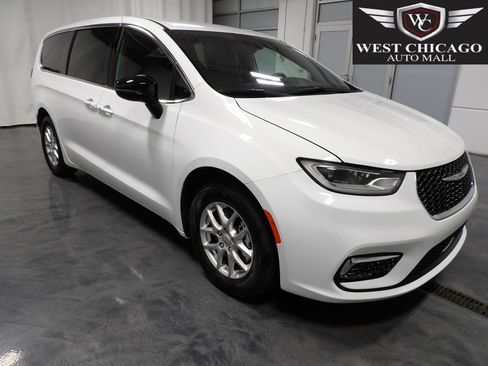 Used 2025 Chrysler Pacifica Select FWD image 1