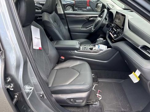 Used 2026 Toyota Highlander Platinum AWD/4WD image 9
