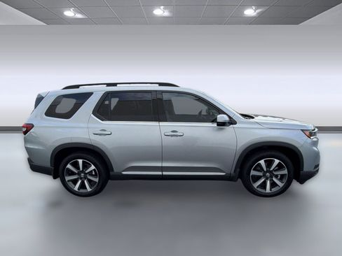 Used 2025 Honda Pilot Touring image 8