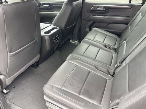 Used 2025 Chevrolet Suburban Z71 AWD/4WD image 8