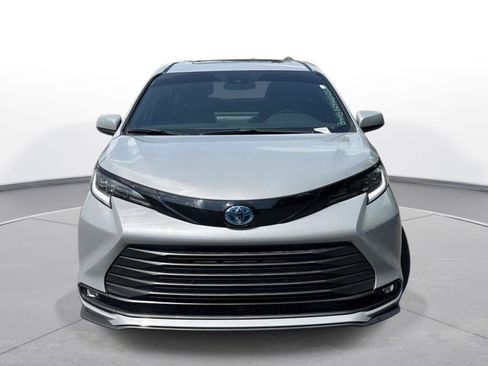 Used 2025 Toyota Sienna XLE Woodland Edition AWD/4WD image 3