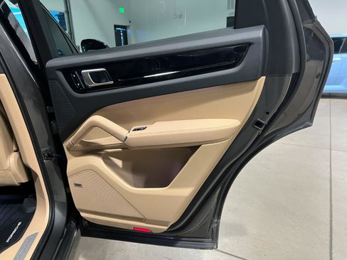 Used 2019 Porsche Cayenne image 38