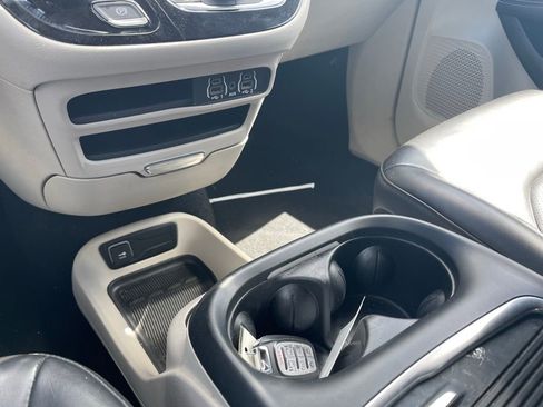 Used 2023 Chrysler Pacifica Touring-L FWD image 16