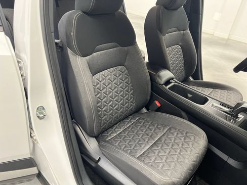 Used 2025 Nissan Kicks SV AWD/4WD image 28