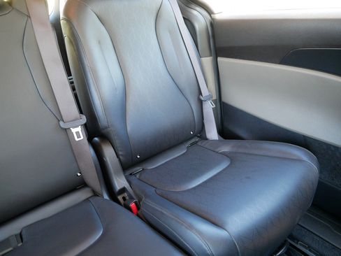 Used 2025 Kia Carnival FWD image 14